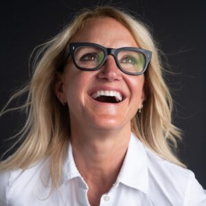 Include an image of Mel Robbins, ensuring it is appropriately licensed for use.
Add an infographic that visually explains the 5 Second Rule process.